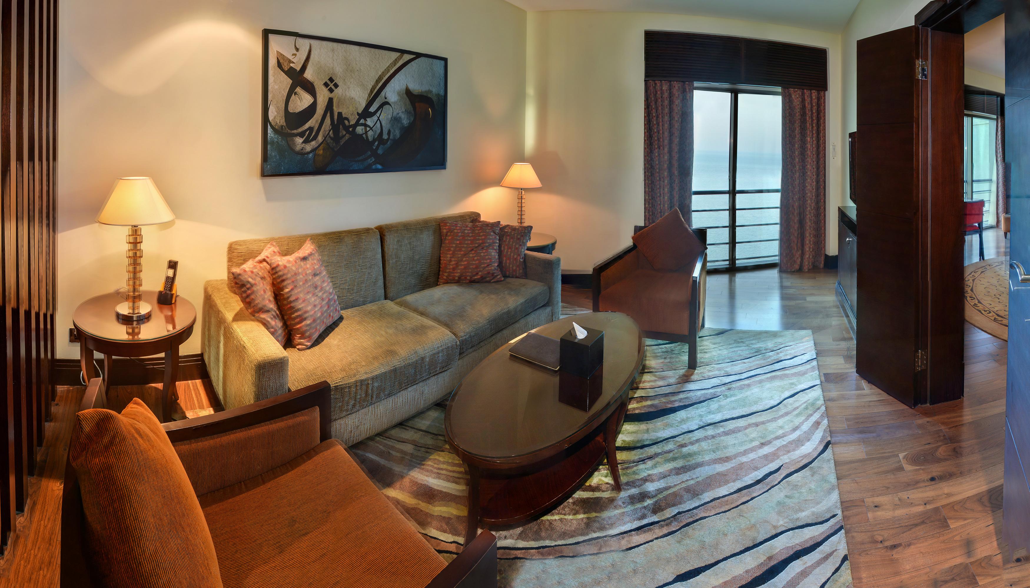 Sofitel Al Khobar The Corniche Hotel Luaran gambar A living room in a suite at the Ritz-Carlton, Bahrain