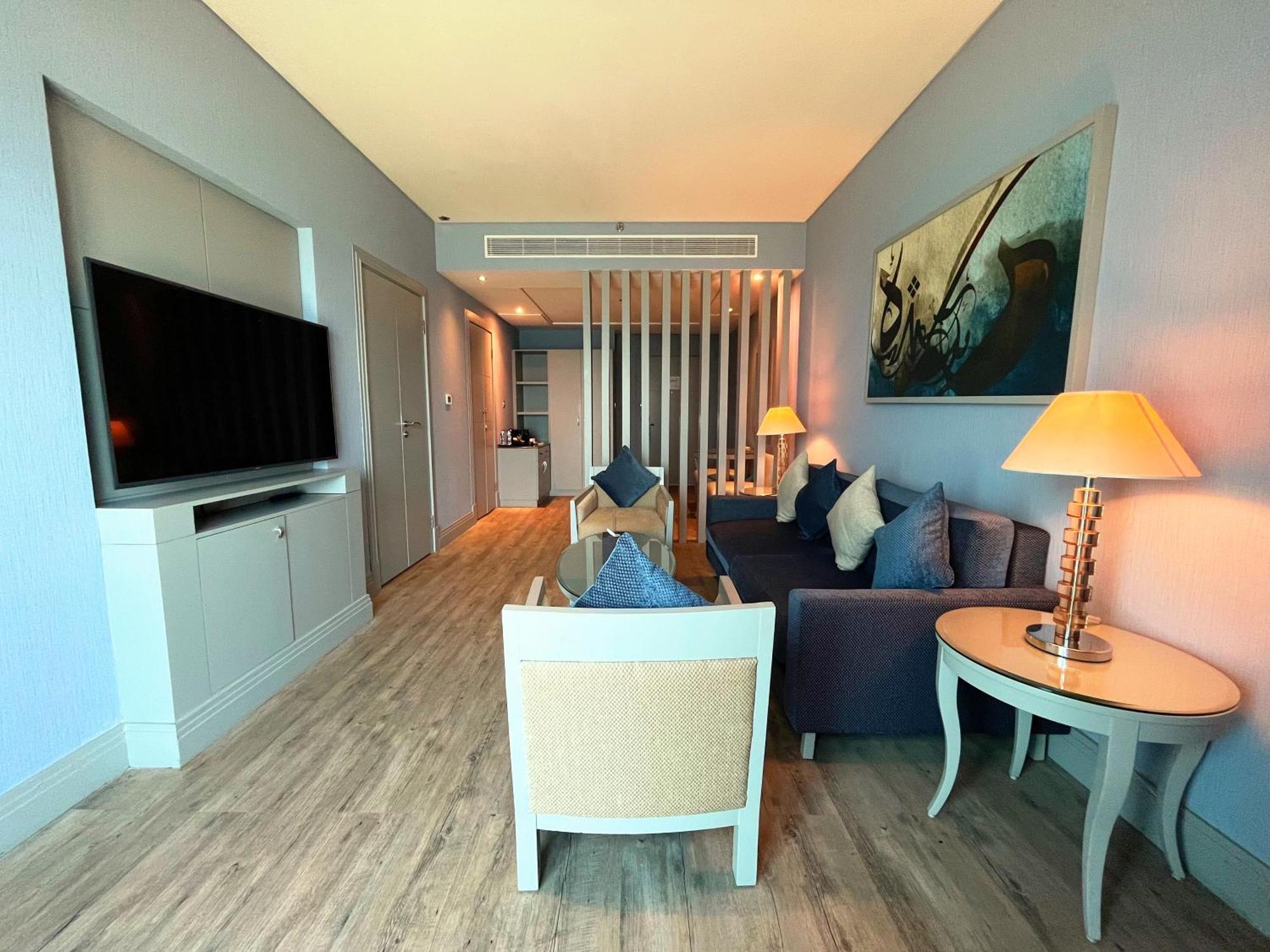 Sofitel Al Khobar The Corniche Hotel Luaran gambar A living room in a suite at the hotel