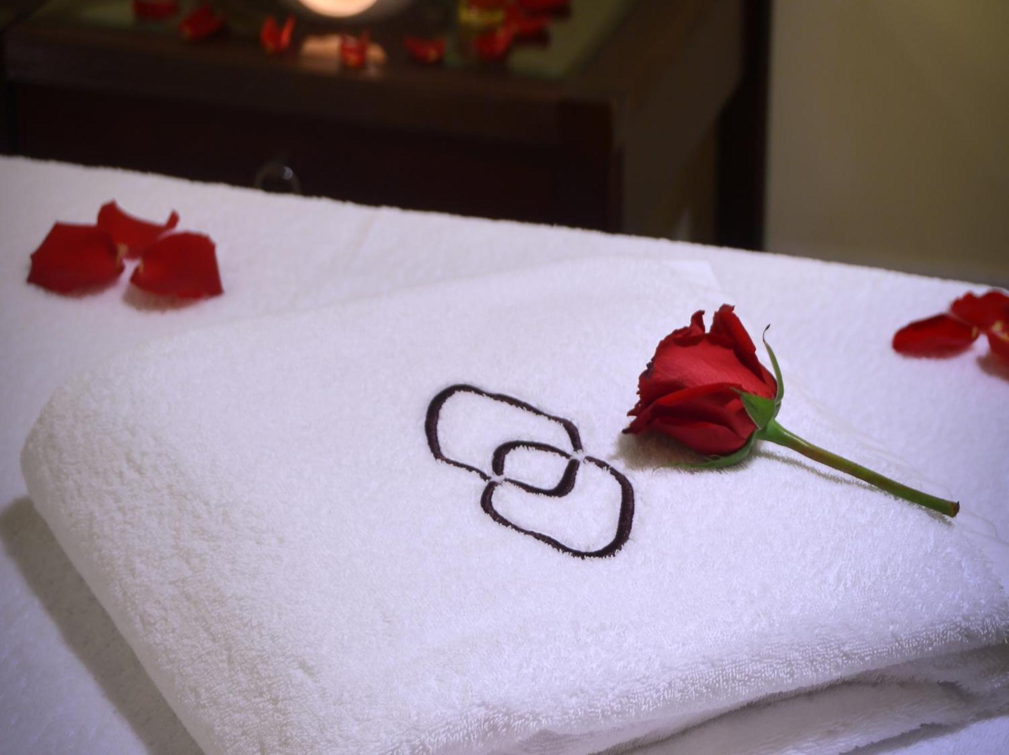 Sofitel Al Khobar The Corniche Hotel Luaran gambar A towel with the spa's logo